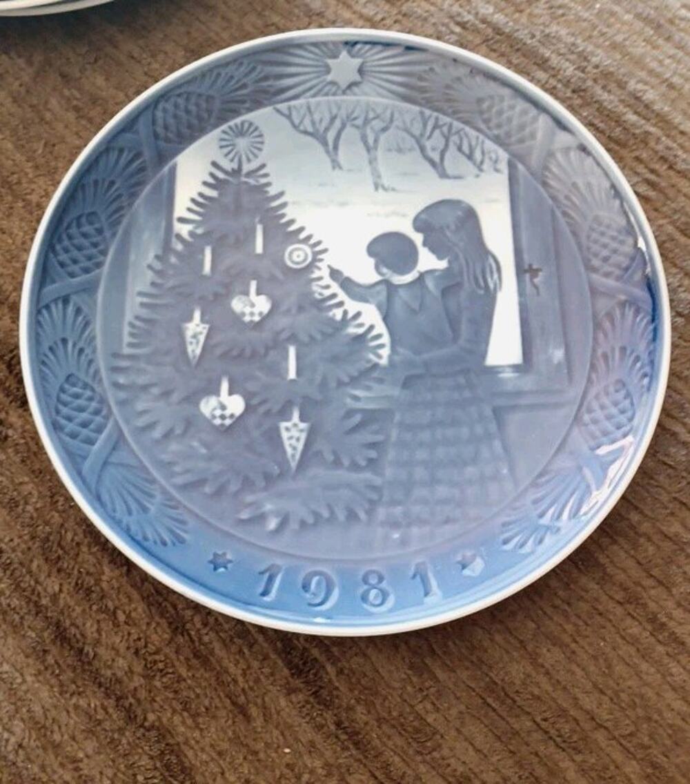 VINTAGE ROYAL COPENHAGEN 1981 CHRISTMAS PLATE "ADMIRING THE CHRISTMAS TREE"